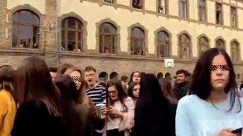 300 de elevi au PROTESTAT la un liceu din Timișoara pentru că nu au voie să iasă din școală în PAUZE