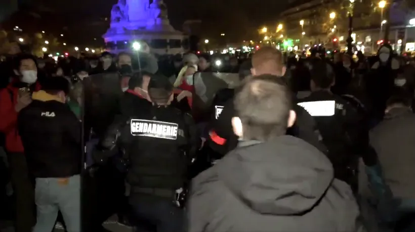 VIDEO. Proteste în Paris după intervenția brutală a poliției în tabăra migranților amplasată în centrul orașului