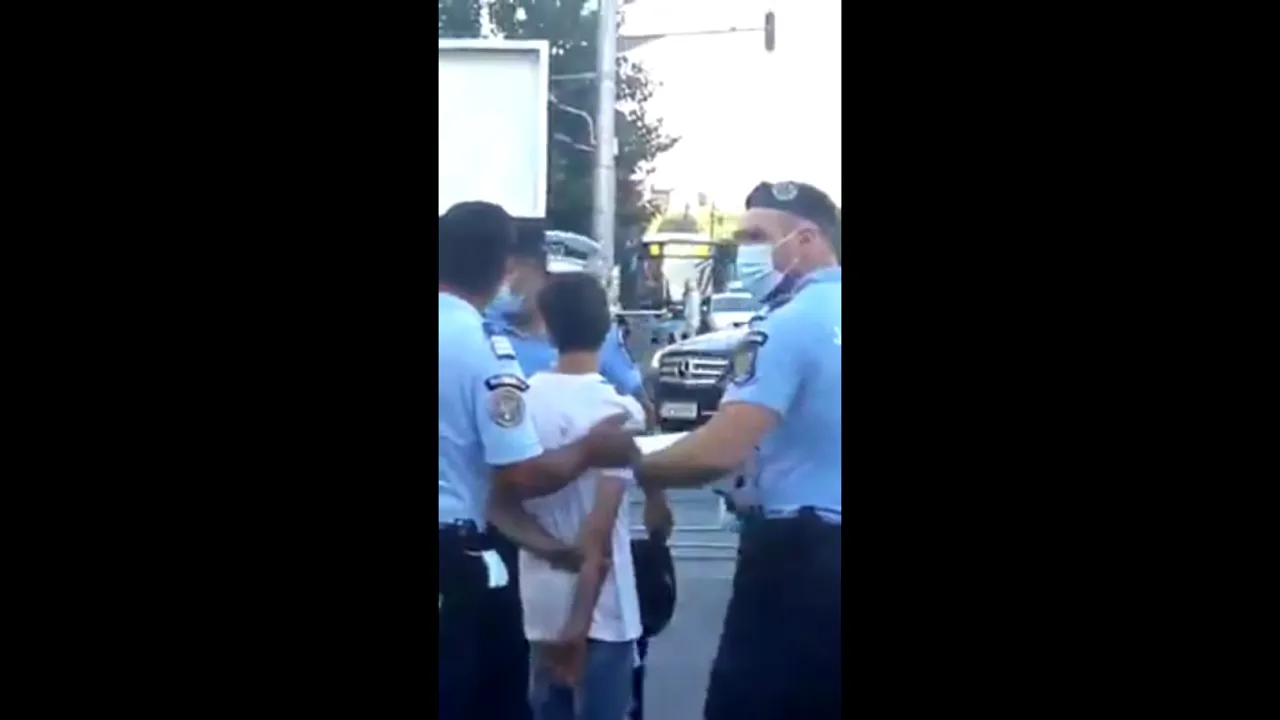 Un copil de 14 ani a furat o maşină și a lovit doi pietoni. Ulterior, băiatul a fugit de la locul accidentului