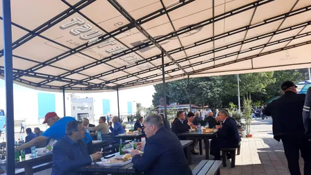 FOTO & VIDEO | Congresul PNL. Au sfârâit grătarele la Romexpo. Cârnați, mici și pastramă, stropite din belșug cu bere