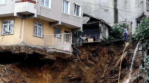 O clădire cu patru etaje S-A PRĂBUȘIT în Istanbul. Fundația fusese afectată de ploile torențiale