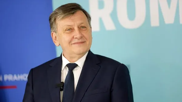 Crin ANTONESCU susține majorarea indemnizațiilor parlamentarilor și miniștrilor: „Nu e normal să îi plăteşti ca pe ospătari”