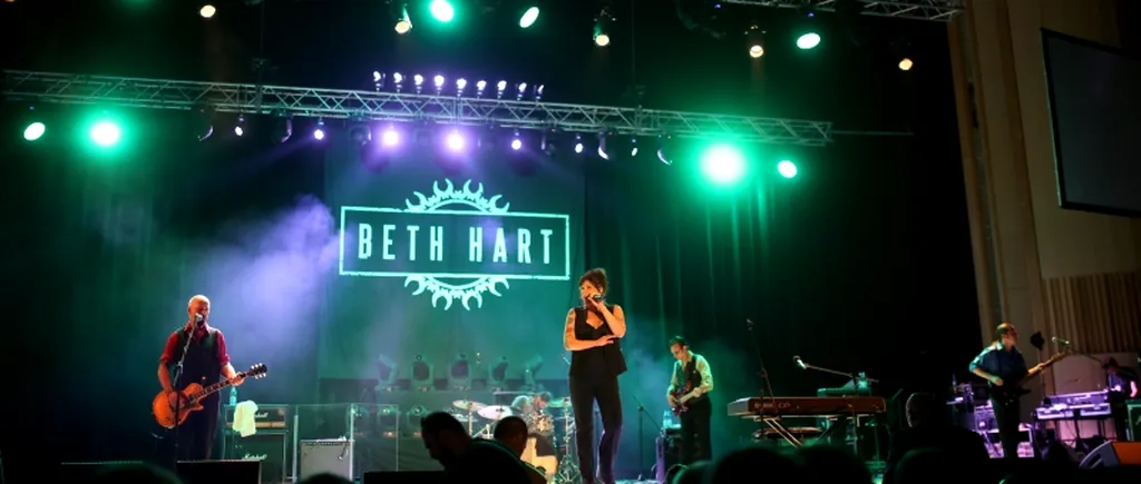 GÂNDUL MEU. Beth Hart și-a extaziat noii ei 3500 de prieteni într-o seară miraculoasă în care cel mai tare blues-rock a cutremurat Sala Palatului