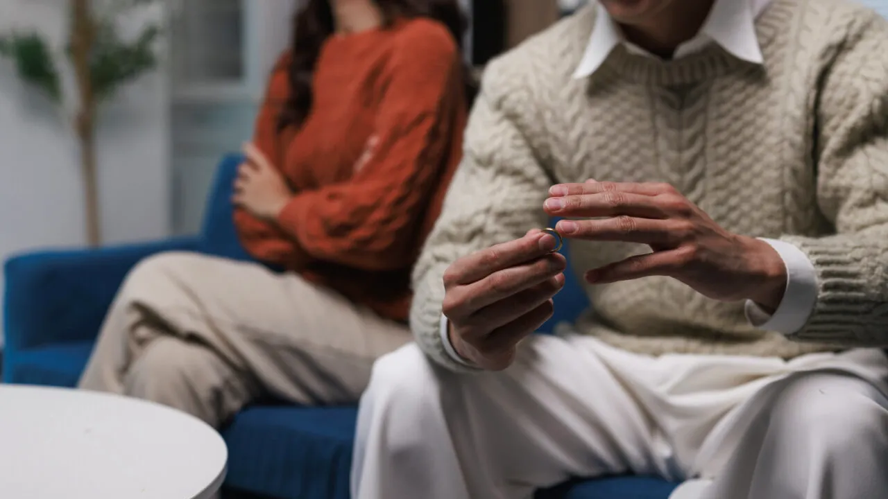 Numărul divorțurilor crește de la an la an, în timp ce tot mai puțini tineri aleg să spună 