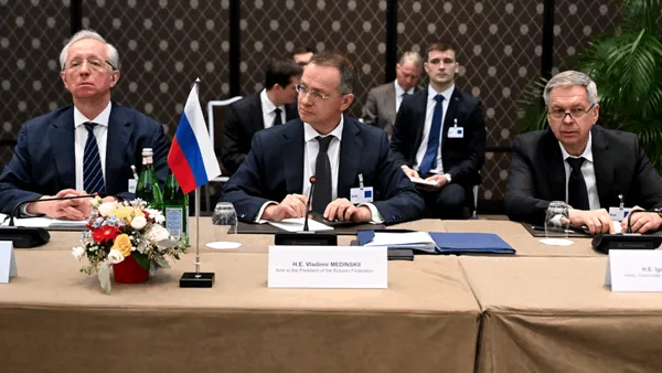 Delegația Moscovei a făcut 9 ore cu avionul până la Geneva, în loc de 3. Ce rută au urmat rușii pentru a merge la negocierile de pace