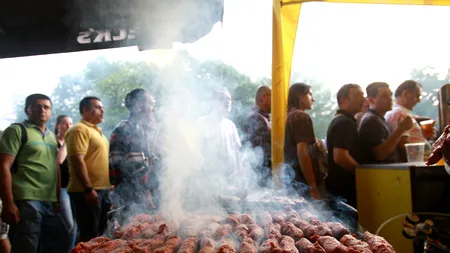 1 Mai, prilej pentru băi de mulțime și grătare „electorale”. Cum sărbătoreau politicienii Ziua Muncii - GALERIE FOTO