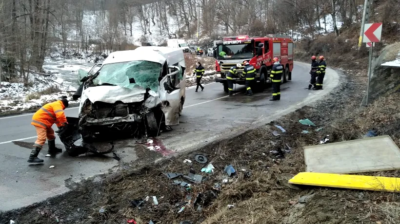 FOTO | Accident grav cu 5 răniți în urma coliziunii dintre un camion și o dubiță, în județul Bacău