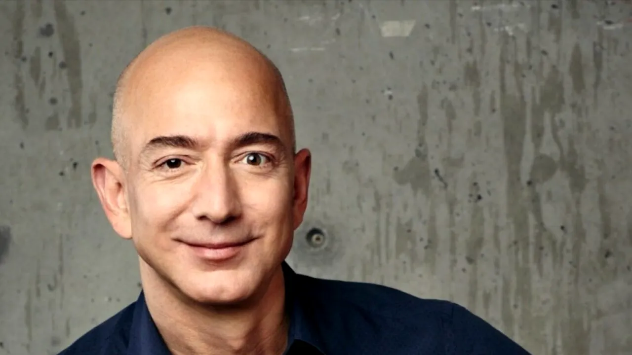 Miliardarul Jeff Bezos sare în apărarea Reginei, după ce un profesor universitar a susținut că „îi dorește o moarte chinuitoare”, printr-un mesaj pe Twitter. Ce părere au avut oamenii