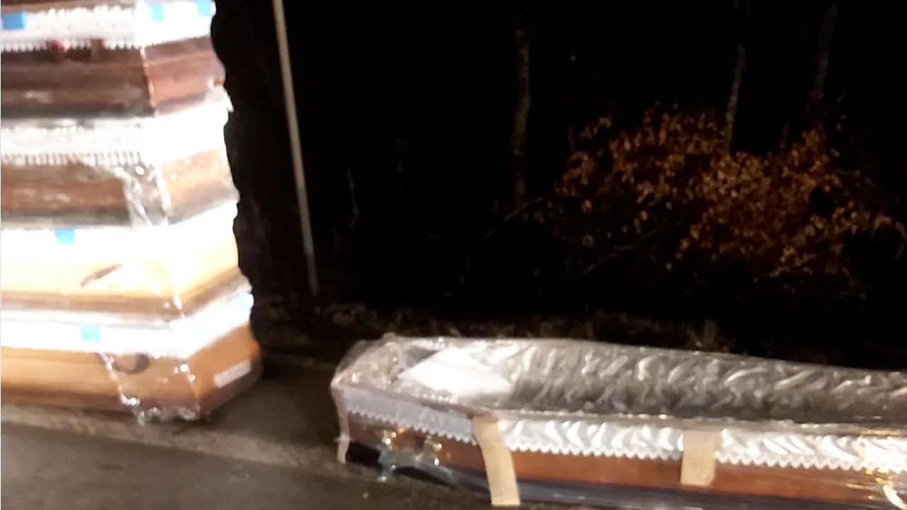 Drum din județul Brașov, acoperit cu sicrie goale după ce camionul care le transporta s-a răsturnat într-o curbă