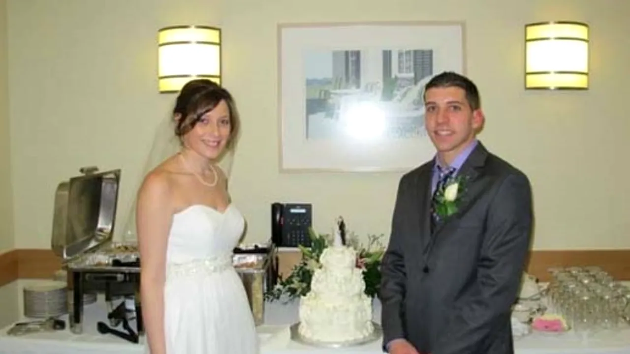 Pare o fotografie obișnuită de nuntă. Dar în spatele acestei imagini se ascunde o dramă