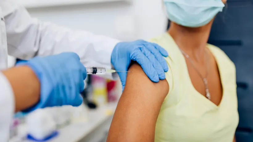 O asistentă din Germania a vaccinat aproximativ 9.000 de oameni cu o soluţi/e salină. Mii de persoane sunt chemate să se vaccineze din nou împotriva COVID