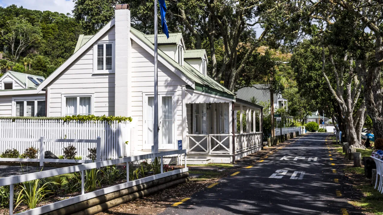 Cum a reușit un proprietar să vândă o casă, aparent minusculă, pentru suma fabuloasă de 5 milioane de dolari. Detaliul care i-a convins pe cumpărători