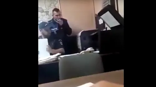 Un polițist a fost filmat în timp ce fuma în incinta postului de poliție din Fărcașa VIDEO