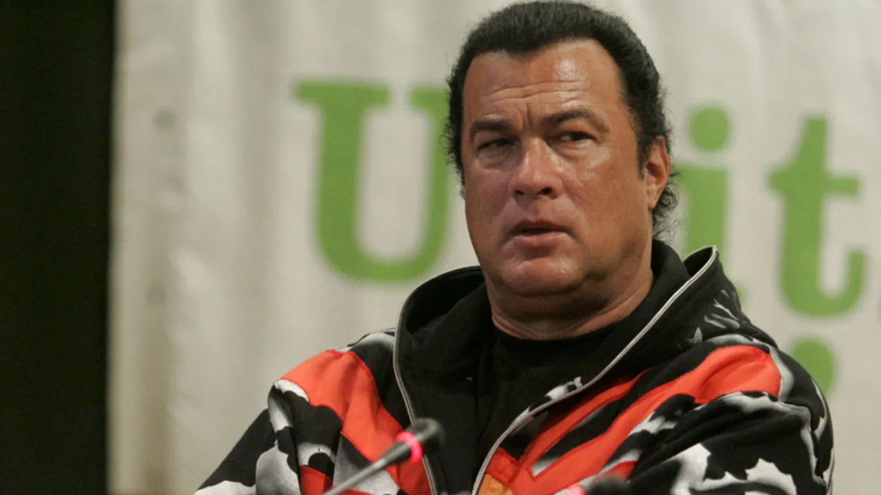 Steven Seagal va adopta un cățel comunitar dintr-un adăpost din România