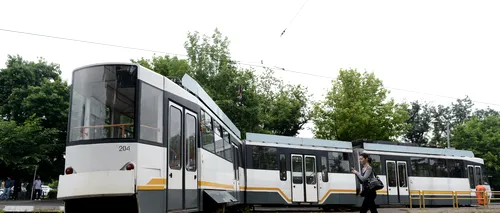 Un tramvai al liniei 41 a deraiat și s-a rupt în două în zona Pieței Presei Libere din București - GALERIE FOTO
