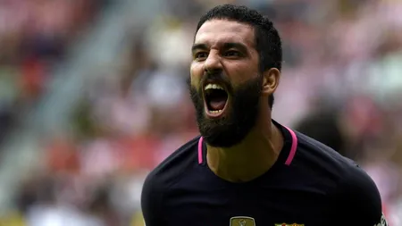 Fotbalistul Arda Turan a bătut un jurnalist, în avionul naționalei Turciei