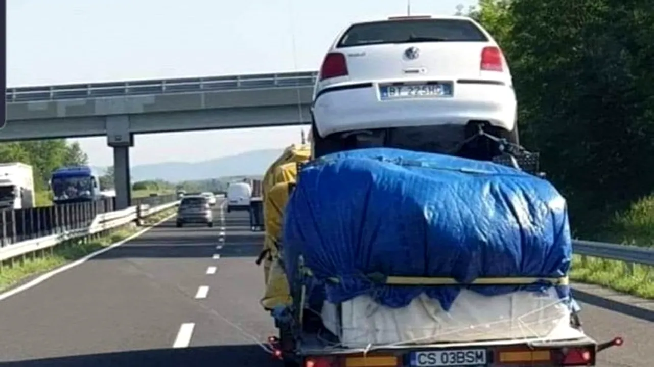 Un șofer român a ajuns subiect de ironii în Ungaria: Și-a urcat mașina pe o remorcă plină cu bagaje - FOTO