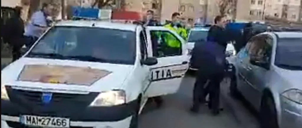 SCENE INCREDIBILE. Polițiștii din Hunedoara au fost atacați de zeci de oameni, pentru că au legitimat un biciclist: Se cheamă abuz ce faceți voi | VIDEO