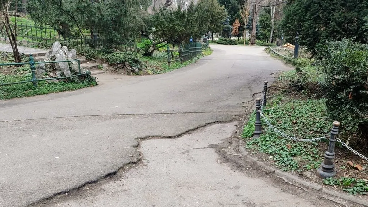 Sebastian Burduja: „Parcul Cișmigiu nu a arătat niciodată atât de rău”/„GROPILE sunt un pericol pentru copii, părinți și bunici”