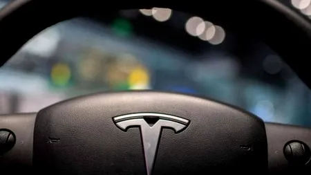 O Tesla, cumpărată de 3 zile, a zbucnit în flăcări în timp ce șoferul era la volan. Mașina costase 129.000 de dolari