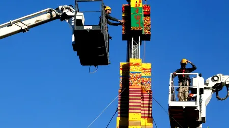 Povestea tristă din spatele celui mai înalt turn Lego din lume