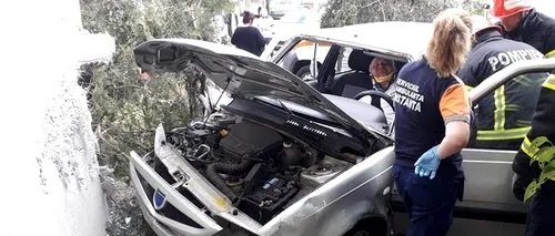 Un șofer beat a intrat cu Dacia într-un bloc din Constanța FOTO