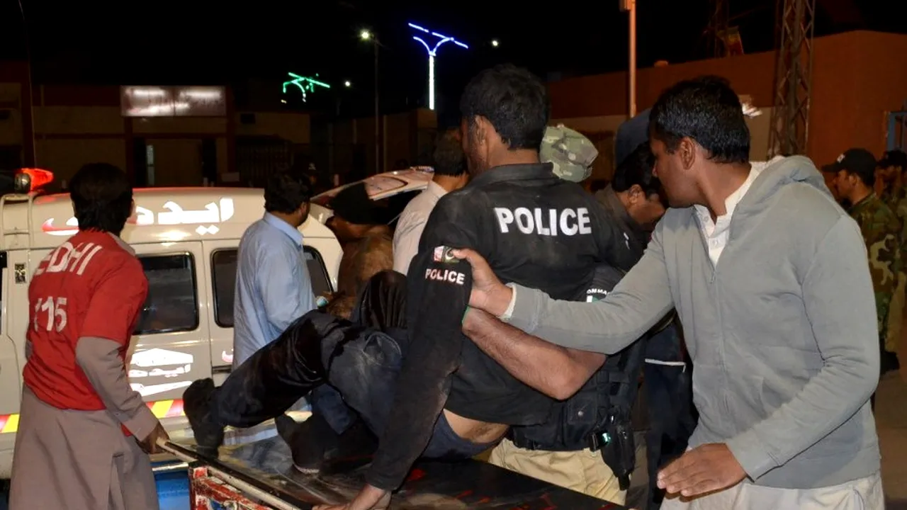 Masacru în Pakistan. 59 de elevi ai unei școli militare uciși, 117 răniți într-un atac revendicat de ISIS