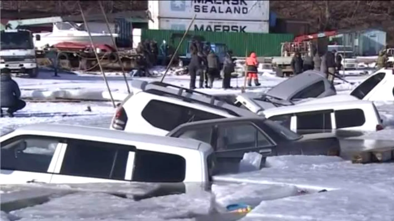 Imagine de coșmar pentru mulți șoferi. Zeci de mașini scufundate, după ce au fost parcate pe un lac înghețat - VIDEO