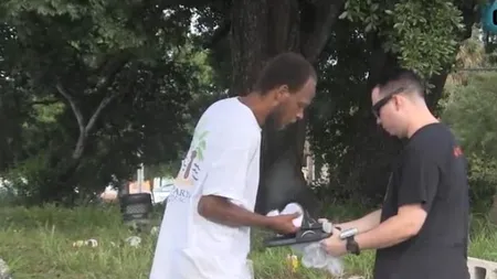 A trezit un cerșetor care dormea pe o bancă pentru a-i da o lecție fiului său. Ce a urmat este cu adevărat emoționant