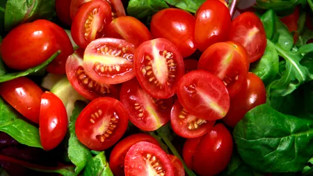 Cum să prepari o salată de roșii sănătoasă și gustoasă. Ce să adaugi pentru o aromă fresh, potrivit regretatului Radu Anton Roman