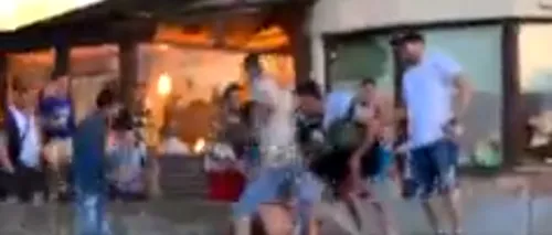 Scene de bătaie transmise live pe Facebook în Tulcea. Un bărbat a fost lovit cu bestialitate de cinci agresori, în fața mulțimii de turiști - VIDEO