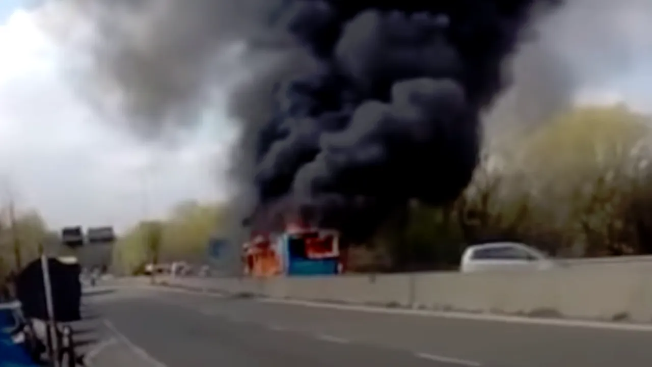 Individul care a incendiat un autobuz școlar în Italia, pus sub acuzare pentru TERORISM