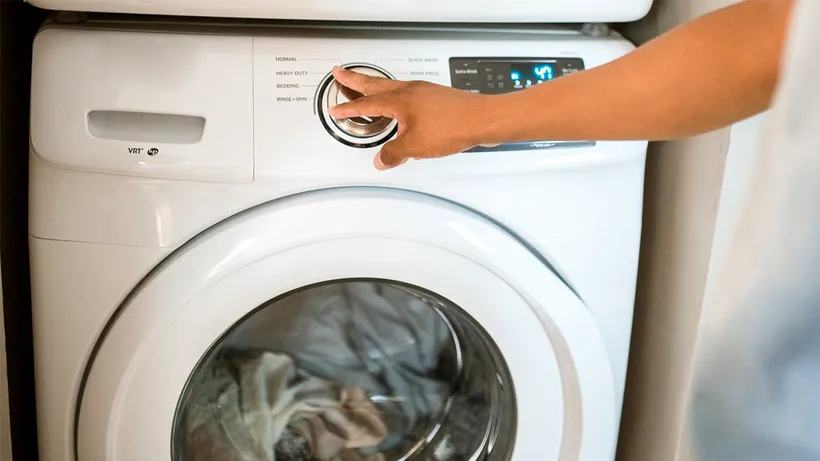O femeie din Iași a cumpărat o mașină de spălat de la Altex dar, după 6 luni, a reclamat că s-a stricat. Ce a urmat depășește orice imaginație