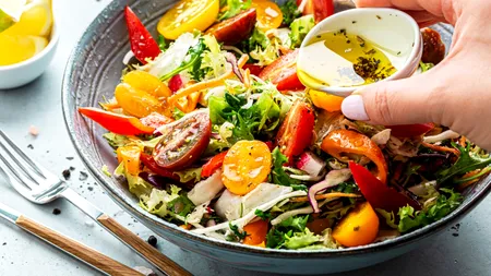 Salata de vară devine un preparat de lux. Cu cât s-au SCUMPIT roșiile, castraveții și ardeii