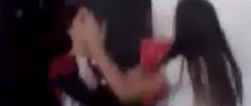 Imagini revoltătoare din Botoșani. Elevă bătută cu pumnii și picioarele în curtea școlii - VIDEO