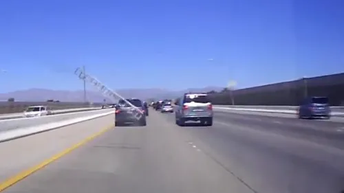 Ca-n „Final Destination: O femeie conducea pe autostradă când o scară, apărută parcă de nicăieri, i-a spart parbrizul - VIDEO