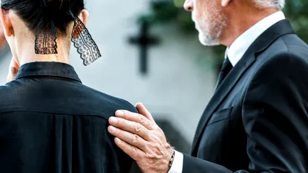 Un bărbat a făcut atac de cord la o înmormântare, după ce a văzut că în sicriul rudei sale era un străin