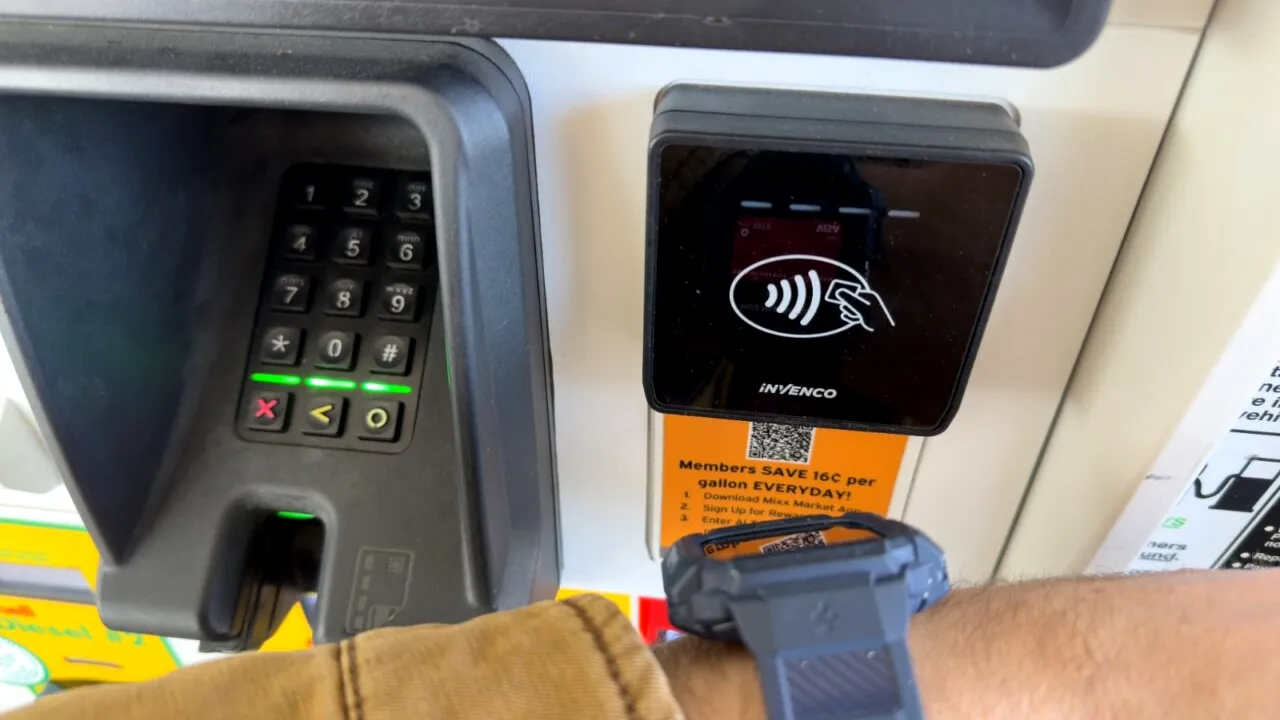 Cum scoți bani fără card de la ATM, folosind smartwatch. Băncile care permit acest lucru