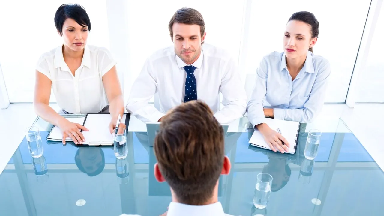 Absolvenții de facultate din România au șanse mai mici de ANGAJARE decât cei fără studii superioare. Ce profil de candidați caută acum angajatorii