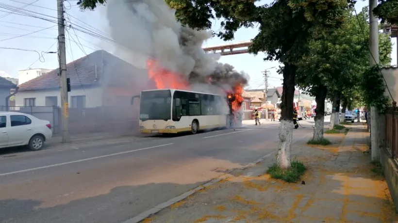 Un autobuz cu pasageri a luat foc în orașul Târnăveni, din județul Mureș (FOTO-VIDEO)