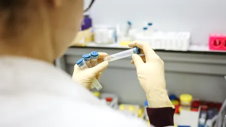 VIDEO. Imaginile așteptate de o lume întreagă: sute de mii de doze de vaccin anti-COVID ies de pe linia de producție
