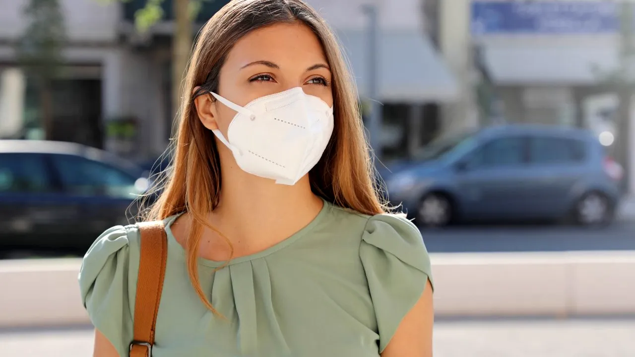 Prefectura Capitalei: Masca de protecție, din nou obligatorie în spațiile aglomerate începând de luni