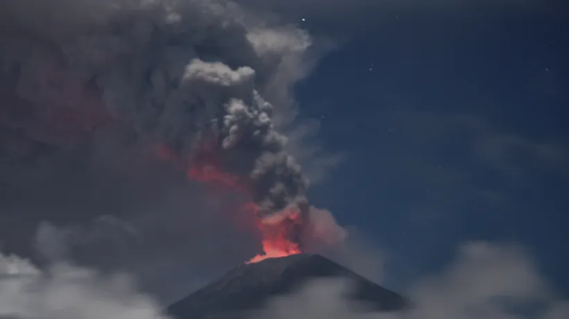 Vulcan Agung Bali eruptie 450 zboruri anulate 75.000 turiști blocați