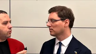 Victor Negrescu îi îndeamnă pe tineri să întrebe politicienii de ce fac politică: „Răspunsul va demonstra dacă politicianul merită încrederea lui”