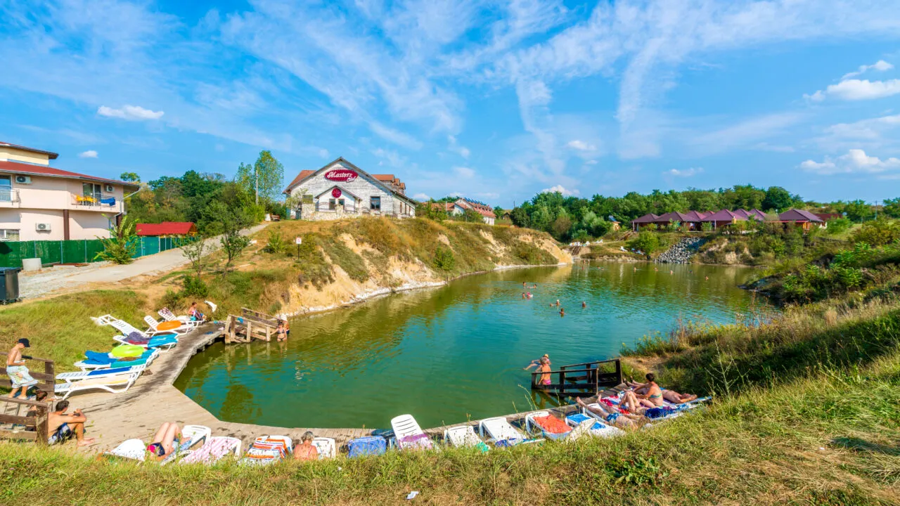Ocna Sibiului a atras aproape 143.000 de turiști în această vară. Cât costă biletul pentru intrarea la lacurile naturale, în septembrie