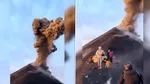 Imagini incredibile surprinse în timpul unei erupții vulcanice. Bucăți de rocă încinsă au lovit un grup de turiști. Au luat-o imediat la fugă