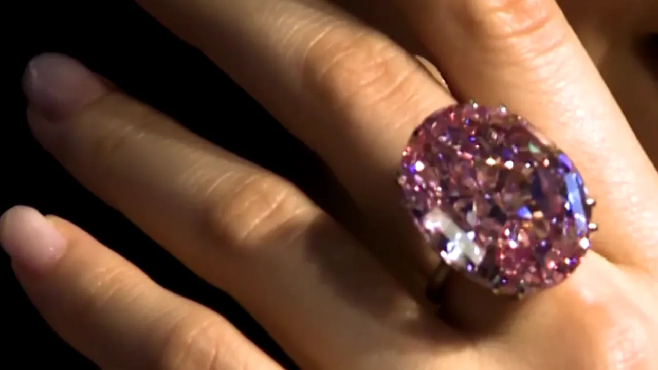 A plătit 50 de milioane de lire sterline pe două diamante pentru fiica lui de doar șapte ani. Cine este bărbatul care a reușit această „performanță