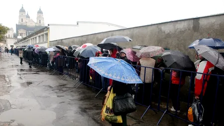 Vaslui: Mii de credincioși s-au închinat în ultimele ore la veșmintele Cuvioasei Parascheva