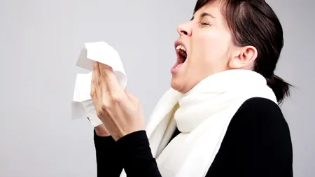 Pericolul ascuns din spatele unei reacții extrem de comune a organismului. De ce nu trebuie să ne abținem să strănutăm