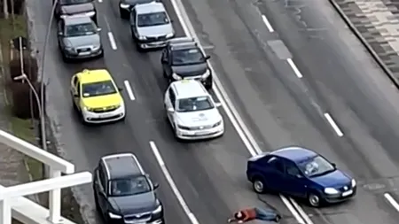 Bărbat CĂZUT în mijlocul bulevardului, ocolit de mașinile care trec pe lângă el. În ce oraș din România s-a întâmplat
